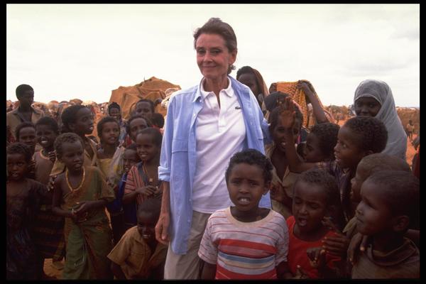 ケニアのソマリア人居住地で好奇心いっぱいの子どもたちに囲まれるオードリー（1992年）