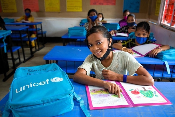 「ミャンマー・カリキュラム試験版」の6年生のクラスで、国語の授業を受けるタスミンさん（12歳）
