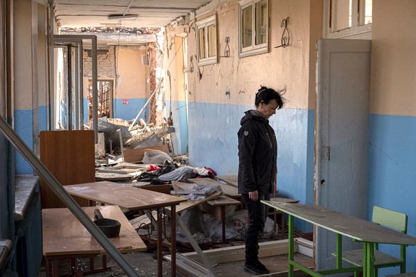 紛争が激化してから市民の避難所として使われていたチェルニーヒウの学校。3月3日に校舎が空爆を受け、少なくとも13人が亡くなったという。(ウクライナ、2022年4月14日撮影)