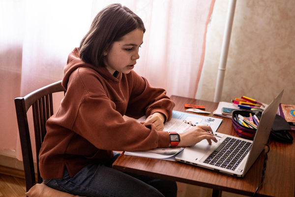 オンライン授業に参加する10歳のマリアンナちゃん。オンライン学習は、ウクライナの子どもたちの学習継続を支えている。(ウクライナ、2022年4月9日撮影)