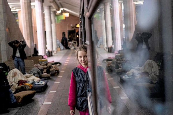 避難所となったハルキウの地下鉄の駅で暮らす9歳のポリーナさん。ウクライナでは770万人の人々が国内避難民となっている。(ウクライナ、4月19日撮影)