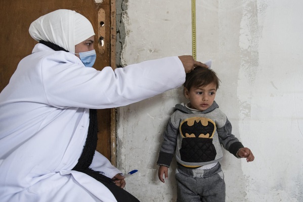 ユニセフによる栄養状態の検査を受ける1歳半のイスハークちゃん。母親は「イスハークはとても痩せていて、遊ぶ元気もなかったんです」と話す。（シリア、2022年3月撮影）
