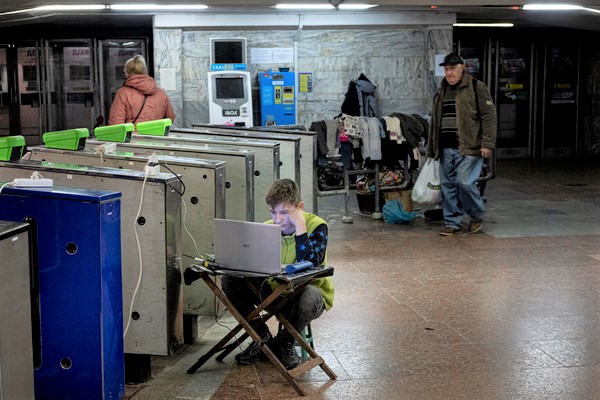 ハルキウの地下鉄で宿題をする12歳のドミトロさん。(ウクライナ、2022年4月18日撮影)