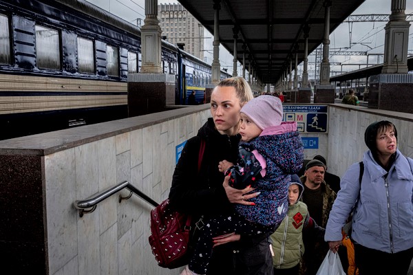 ハルキウから避難するための電車を待つ親子。ウクライナ全域で人道状況は悪化し続けており、ユニセフは300万人の子どもが人道支援を必要としていると推計している。(ウクライナ、2022年4月20日撮影)