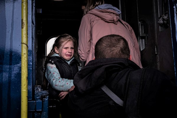 避難のために父親と別れなければならず泣いている女の子。(ウクライナ、2022年4月20日撮影)
