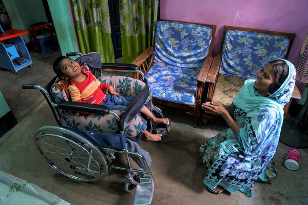 生まれつき障がいがあるタンジルちゃん（6歳）。両親は経済的理由で支援機器などを手に入れることができなかったが、ユニセフから車いすの支援を受けた。（バングラデシュ、2021年2月撮影）