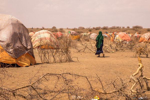 エチオピアの国内避難民キャンプを歩く女性。雨季が3回連続来なかったことにより、アフリカの角地域にある4カ国はここ数十年で最悪の干ばつに苦しんでいる。(エチオピア、2022年4月11日撮影)