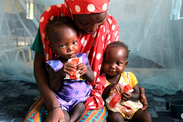栄養不良から回復した双子の赤ちゃん。ニジェールでは5歳未満児のうち15%が栄養不良に陥っており、栄養状態の良い子どもより命を落とす確率が11倍も高いとされている。(ニジェール、2021年10月撮影)