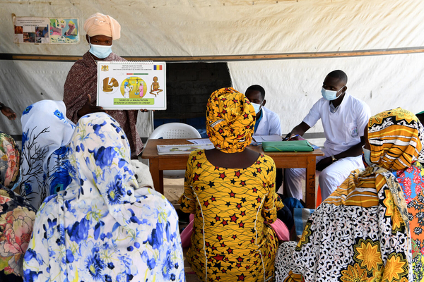 チャドの首都ンジャメナでユニセフが支援する栄養教室に参加する親子たち。(チャド、2022年1月撮影)
