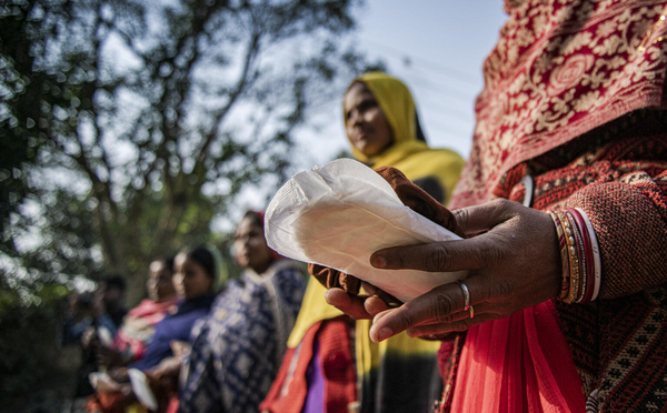 生理用ナプキンの使い方を学ぶキャンペーンに参加する女性たち。(インド、2022年1月撮影)