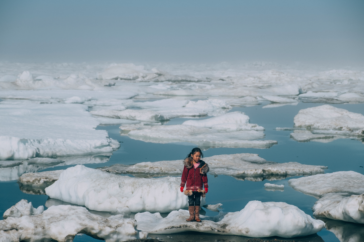 地球温暖化により北極海の氷が解け、人々の暮らしと生き物の生態系に深刻な影響を及ぼしています（アメリカ・アラスカ州）