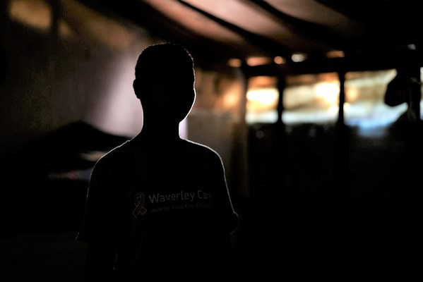 南部サイダで、家族を養うために学校を辞め、トラックに荷物を積み込む仕事をしている14歳のアフマドさん。(レバノン、2021年10月撮影)
