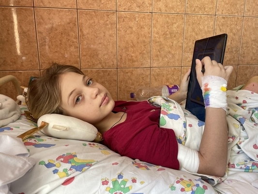 4月に起きたクラマトルスク駅への攻撃で、両足を失った11歳のヤナさん。リヴィウの病院で治療を受け、容体は回復に向かっている。(ウクライナ、5月12日撮影)