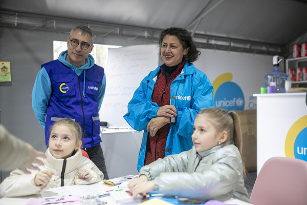 国内避難民が多い自治体に設置されたセンターを訪れるユニセフ・ウクライナ事務所代表ムラート・シャヒン氏(左上)。(ウクライナ、2022年3月撮影)