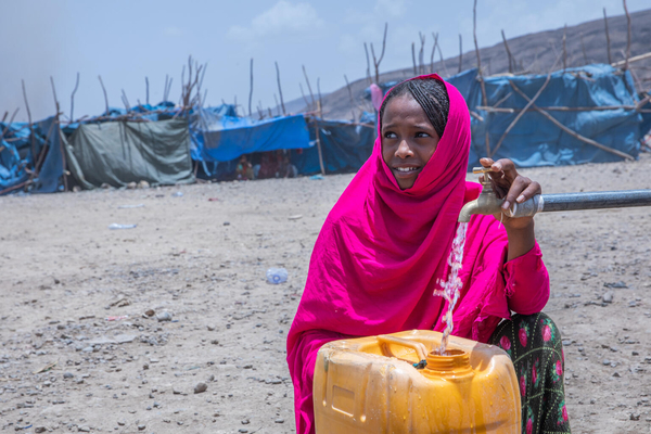 アファール州にある国内避難民キャンプで、ユニセフが支援する給水所で水を汲む13歳のキーラちゃん。アファール州では、干ばつや紛争により多くが避難し、食料不足を招き、人道危機に直面している。(エチオピア、2022年5月10日撮影)