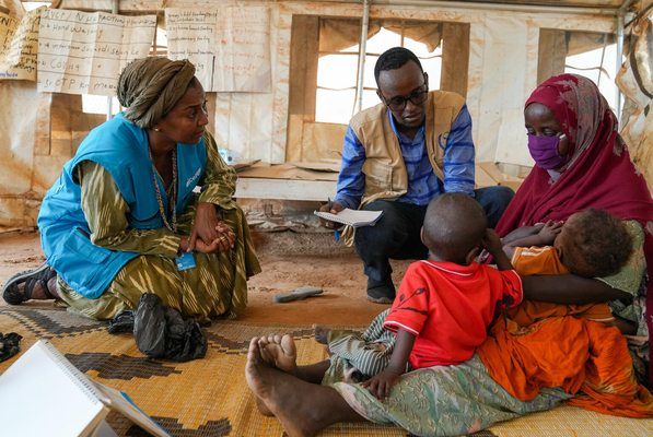 国境の町ドローの保健センターで、栄養不良に陥った双子のリバーンちゃんとサルマンちゃんを連れた母親のイスマイルさんと話す、ユニセフの東部・南部アフリカ地域事務所副代表のラニア・ダガシュ。(ソマリア、2022年5月24日撮影)
