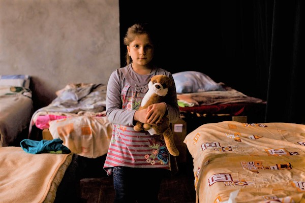 戦闘が激化した東部のルハンスク州から、西部のリヴィウに逃れ避難所で生活する8歳のリアラさん。(ウクライナ、2022年4月撮影)