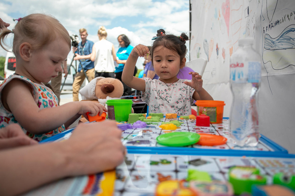 ザポリージャにある、ユニセフが支援するセンターで遊ぶ女の子たち。ユニセフは子どもたちのために、遊びや学習に必要な支援物資を提供している。(ウクライナ、2022年6月9日撮影)
