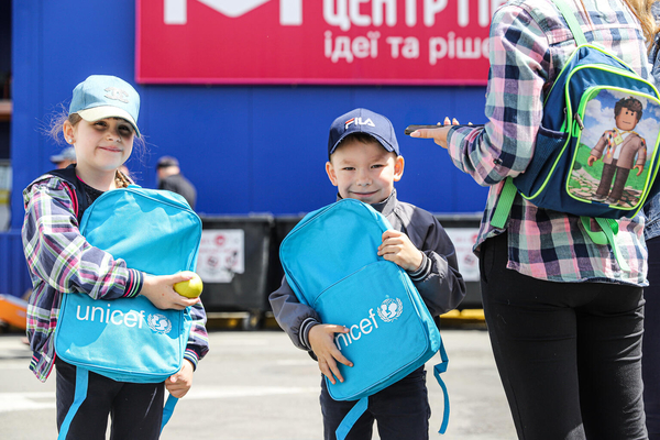 ザポリージャにある難民受け入れセンターで、ユニセフ支援物資のスクールバッグなどを受け取った子どもたち。(ウクライナ、2022年5月24日撮影)