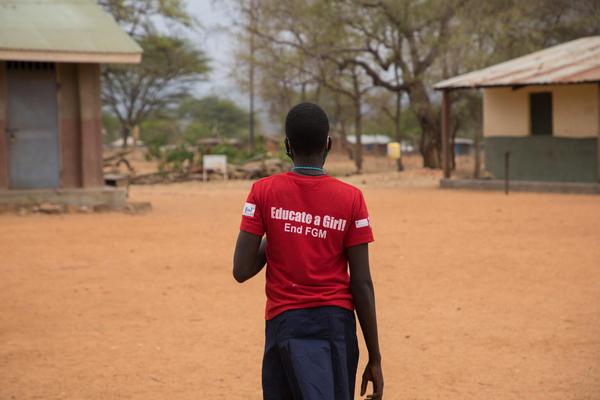 FGMの施術を受けるため国境を越えてケニアに連れられてきたが、他の女の子たちと一緒に救出された。今はウガンダに戻って小学校に通っている。(ウガンダ、2021年2月撮影)
