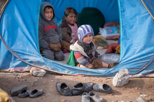ヘラートの国内避難民キャンプ内のテントで暮らす子どもたち。(アフガニスタン、2022年1月撮影)