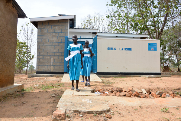 アジュマニ県にある小学校で、太陽光発電式の水道を設置したトイレを利用する女の子たち。(ウガンダ、2022年3月撮影)