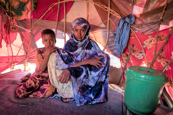 エチオピアから逃れ、ソマリアのドロー避難民キャンプで母親と暮らす、8歳のナニイさん。「ここは水も食料も足りない。以前から干ばつの被害はあったけど、今は家畜や畑さえありません」と話す。(ソマリア、2022年3月撮影)