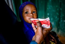栄養治療食を食べる女の子（ソマリア）