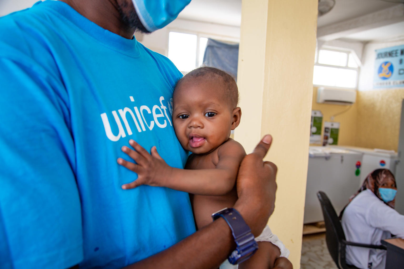 ユニセフが支援する栄養治療センターで治療を受ける栄養不良の赤ちゃん。（モーリタニア、2020年6月撮影）