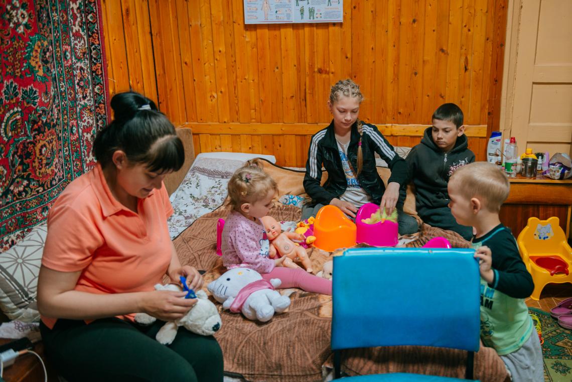 避難先で暮らすスヴィトラーナさん（28歳）とリリヤちゃん（3歳）、ソフィアさん（14歳）、ボグダンさん（12歳）とミロンちゃん（3歳）