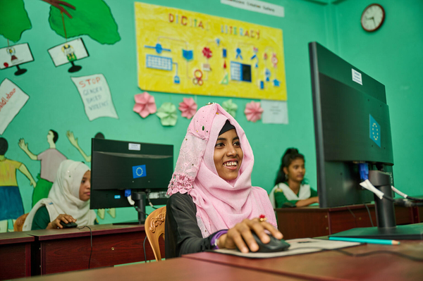 ユニセフが提供するデジタルリテラシー研修を受ける16歳のサディヤさん。(バングラデシュ、2022年1月撮影)