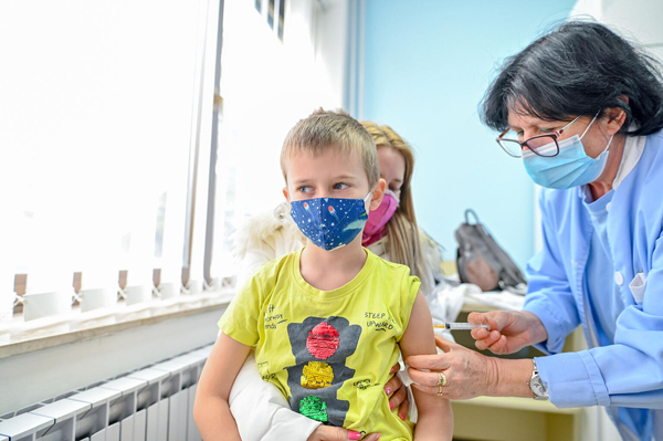 三種混合ワクチン(DTP：ジフテリア・百日咳・破傷風混合ワクチン)の接種を受ける7歳のアレクセイちゃん。(北マケドニア、2022年1月撮影)