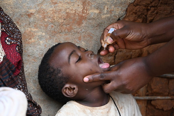 ポリオの予防接種キャンペーンで、ポリオワクチンの投与を受ける子ども。(カメルーン、2022年6月30日撮影)