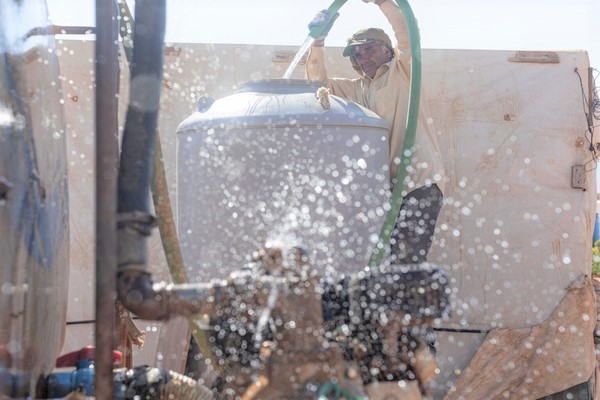 バールベック近くのシリア難民のための非公式居住区に届いた水の様子。(レバノン、2022年7月6日撮影)