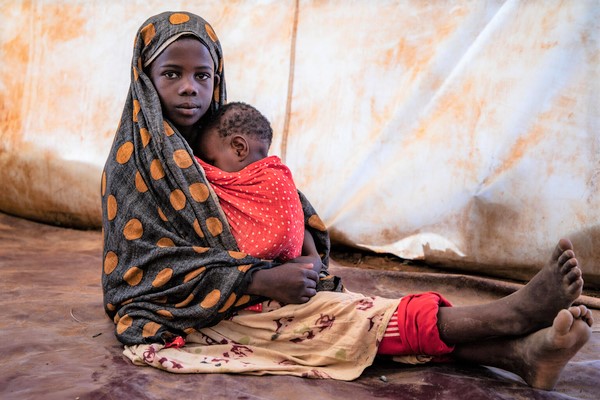 ソマリ州の干ばつから逃れ、国内避難民キャンプで暮らす子どもたち。ユニセフが支援する子どもにやさしい空間では、安全に過ごせる場所とレクリエーションを提供している。(エチオピア、2022年5月撮影)