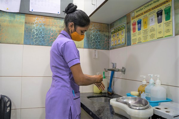 グジャラート州にあるクリニックで、石けんを使って手を洗うスタッフ。(インド、2022年5月撮影)