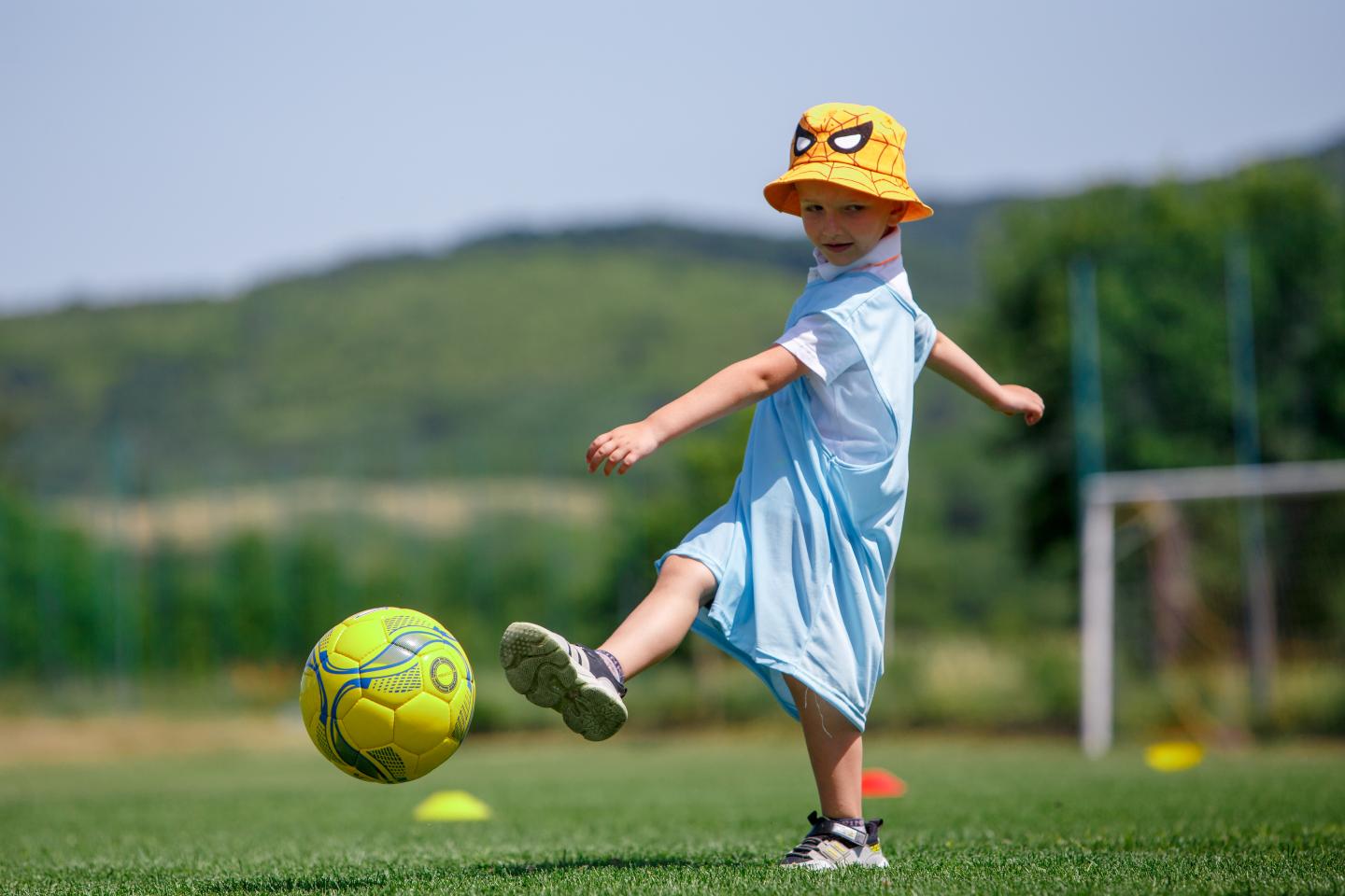 ウクライナの紛争により大きな影響を受けている子どもたちを対象に行われたサイベントで、サッカーを楽しむ子ども。