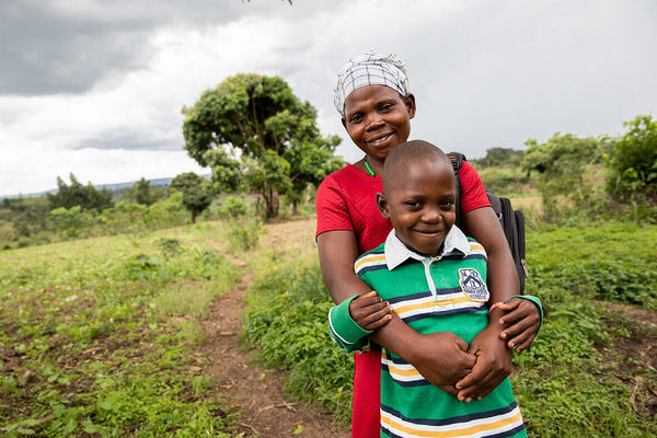 HIVに感染している9歳のロナルドさんと母親。体調を崩していたが、投薬治療のおかげで容態は良くなりつつある。(ウガンダ、2022年4月撮影)