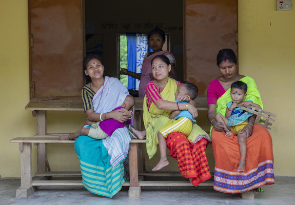 赤ちゃんに母乳を与える母親たち。(インド、2022年5月撮影)