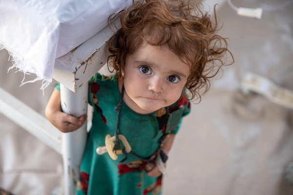 アフガニスタンのパクティカ州ガヤン地区にあるユニセフの支援する移動診療所にいる、マジャベンちゃん（2歳）。急性水様性下痢症（コレラ）の治療を受け、快方に向かっている。
