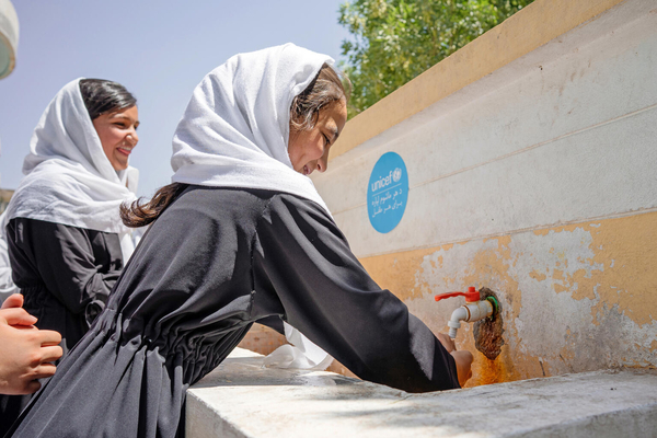 ヘラートのユニセフが支援する学校で、手を洗う女の子。