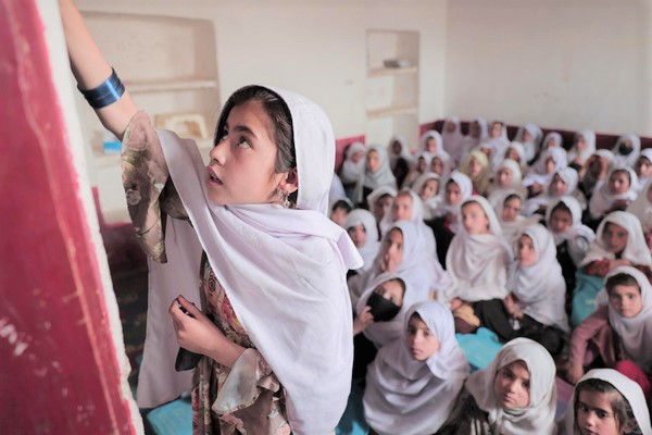 学習センターで授業を受ける女子生徒たち。(アフガニスタン、2022年6月撮影)