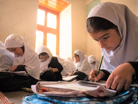 パクティア州の女子学校で、絵画の授業を受ける小学6年生の女の子たち。(アフガニスタン、2022年5月撮影)