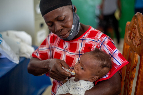 クリニックで、栄養不良と診断された生後9カ月の女の子。母親がいなく、祖母が子育てをしている。(ハイチ、2022年2月撮影)