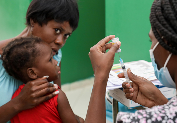 保健センターで、ジフテリアの予防接種を受ける女の子。(ハイチ、2022年3月撮影)