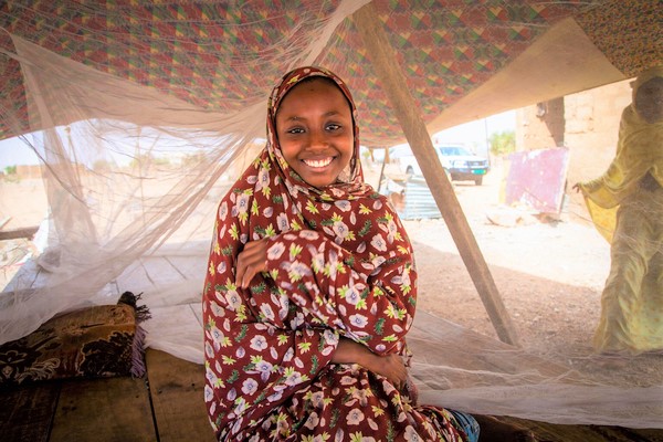 マラリアの感染予防のため、防虫効果のある蚊帳の中に入る女の子。(モーリタニア、2021年11月撮影)