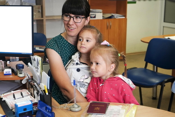 ブチャの社会保護センターの事務所で、ユニセフの現金給付支援を受ける手続きをする家族。(ウクライナ、2022年6月撮影)