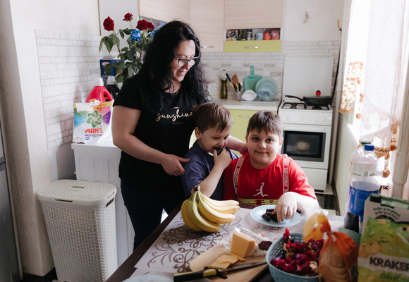 戦闘が激化したマリウポリから逃れ、避難先で現金給付支援を受けながら生活する8歳のミキータさんと4歳のダニーロちゃん兄弟と家族。(ウクライナ、2022年5月撮影)