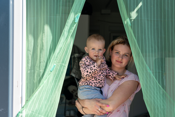 激化したザポリージャの戦闘から家族と逃れ、リヴィウの仮設住居で暮らすヴィラさん。(ウクライナ、2022年6月撮影)
