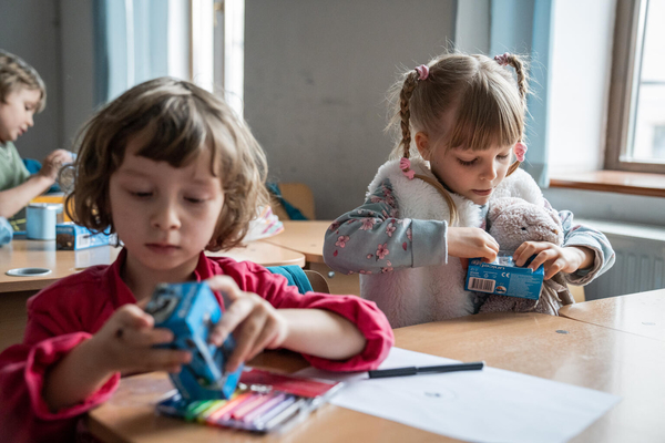 ユニセフから受け取った車のおもちゃで遊ぶウクライナ難民の子どもたち。(ルーマニア、2022年5月撮影)